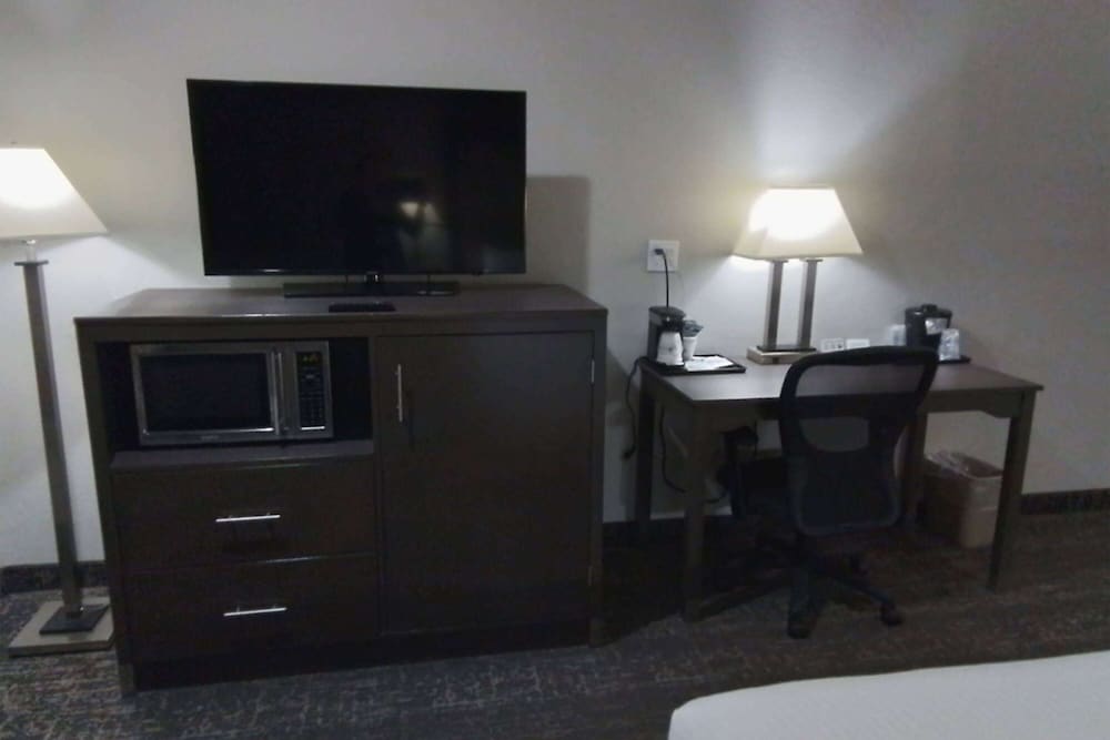 Room, 2 Queen Beds, Accessible, Non Smoking (Mobility, Bathtub) - Photo 2