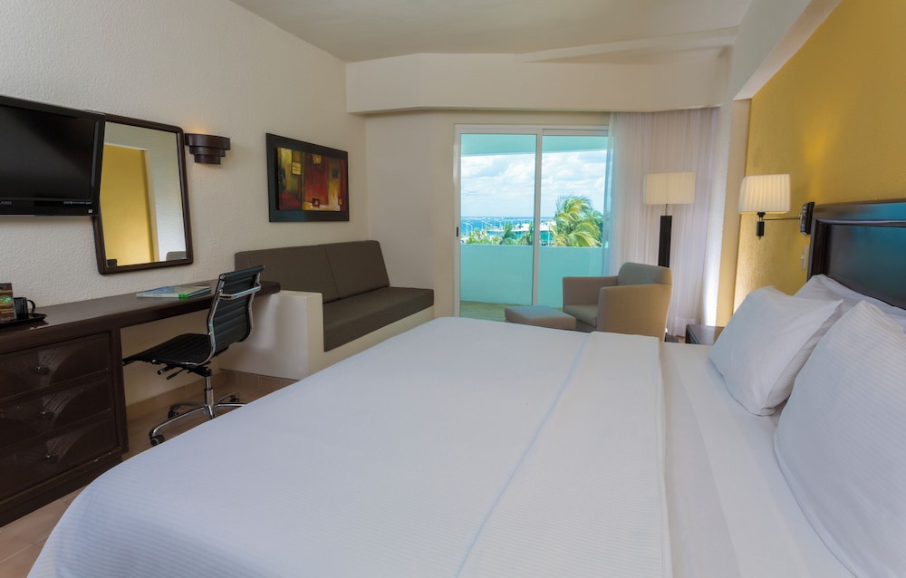 Superior Room, 1 King Bed, Partial Ocean View photo 2