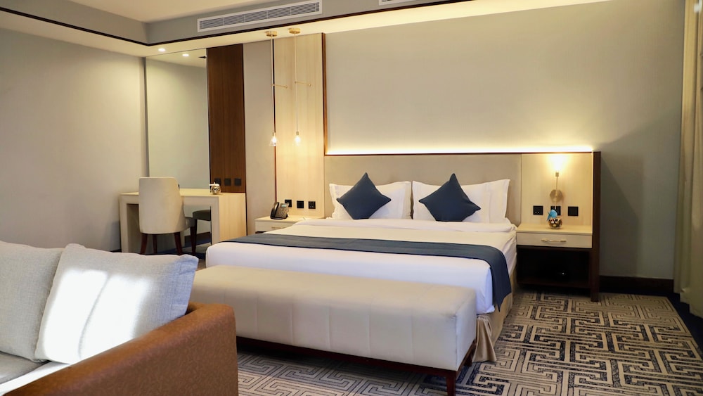 Royal Suite, 2 Bedrooms, City View photo 3
