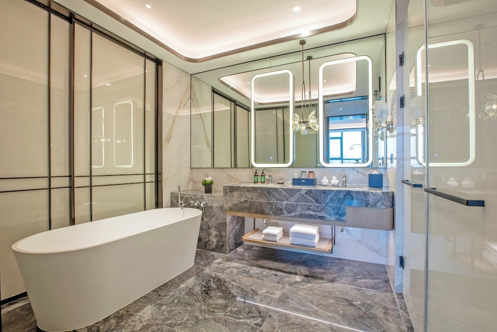 Premium Room, 1 King Bed, Bathtub photo 1