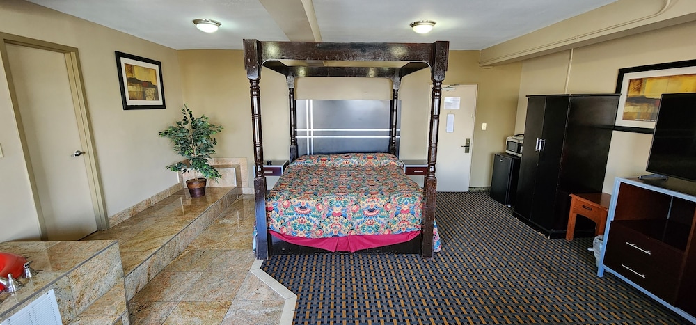 Basic Room, 1 King Bed, Jetted Tub - Photo 3