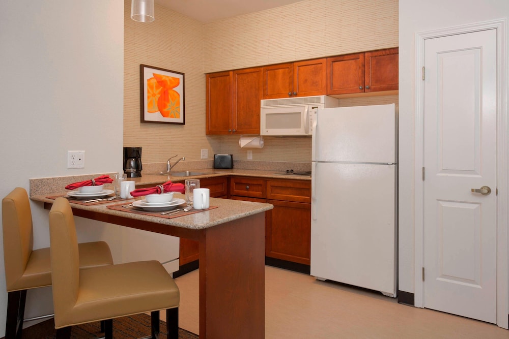 Suite, 2 Bedrooms, Fireplace - Photo 4