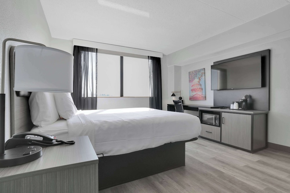 Room, 1 King Bed, Mobility Accessible, Non Smoking (Roll-In Shower) - Photo 6