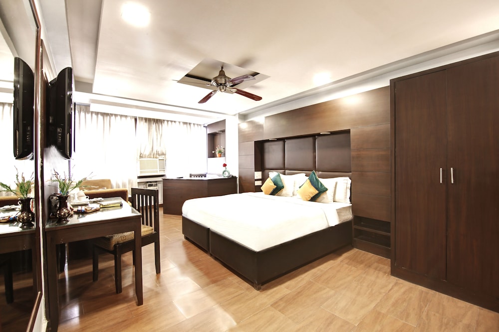 Club Room, 1 King Bed - Photo 12