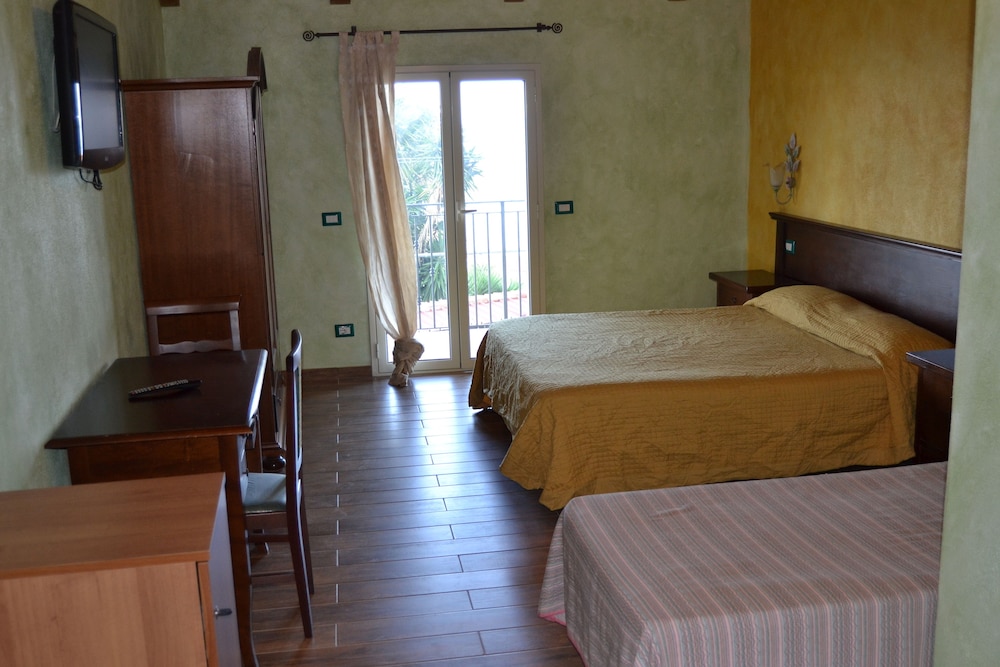 Standard Quadruple Room, Sea View photo 3