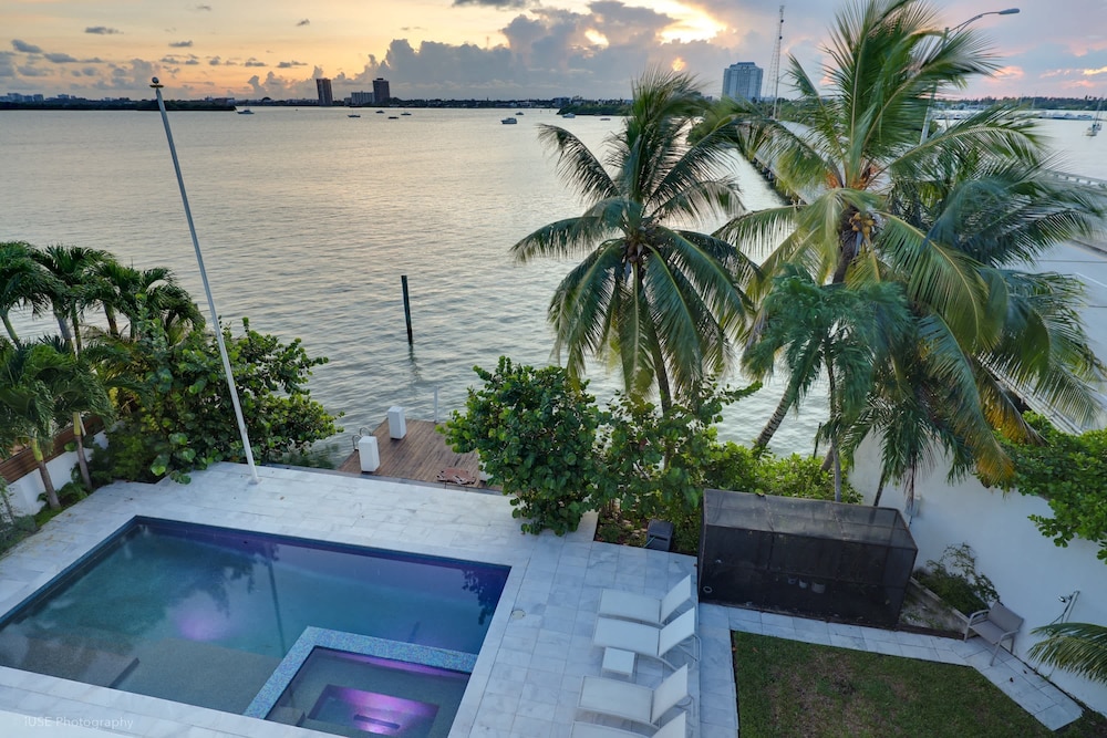 Villa photo 2