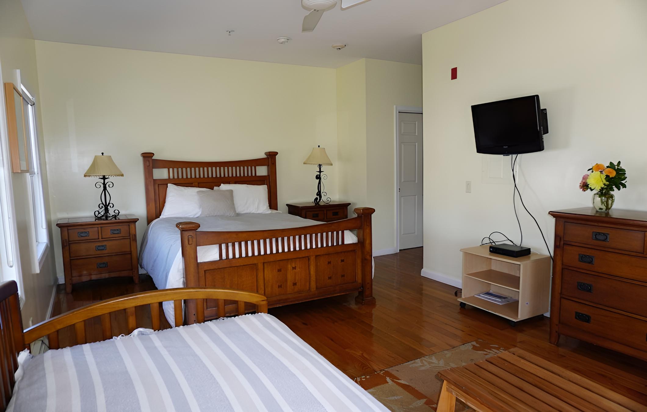 Room 4: Queen bed, twin day bed, private bath photo 3