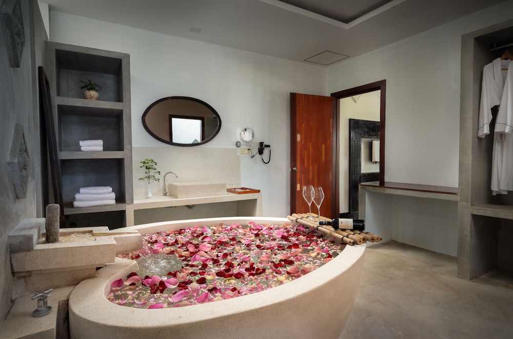 Cabana Suite Pool Access - Photo 10