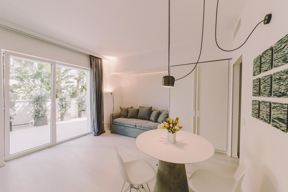 Suite 10, Photo 3