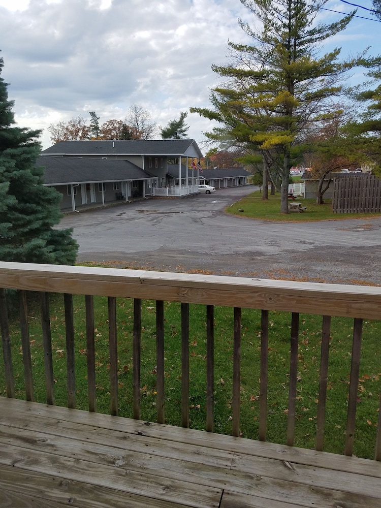 1 King Bed with Pool View Deck
