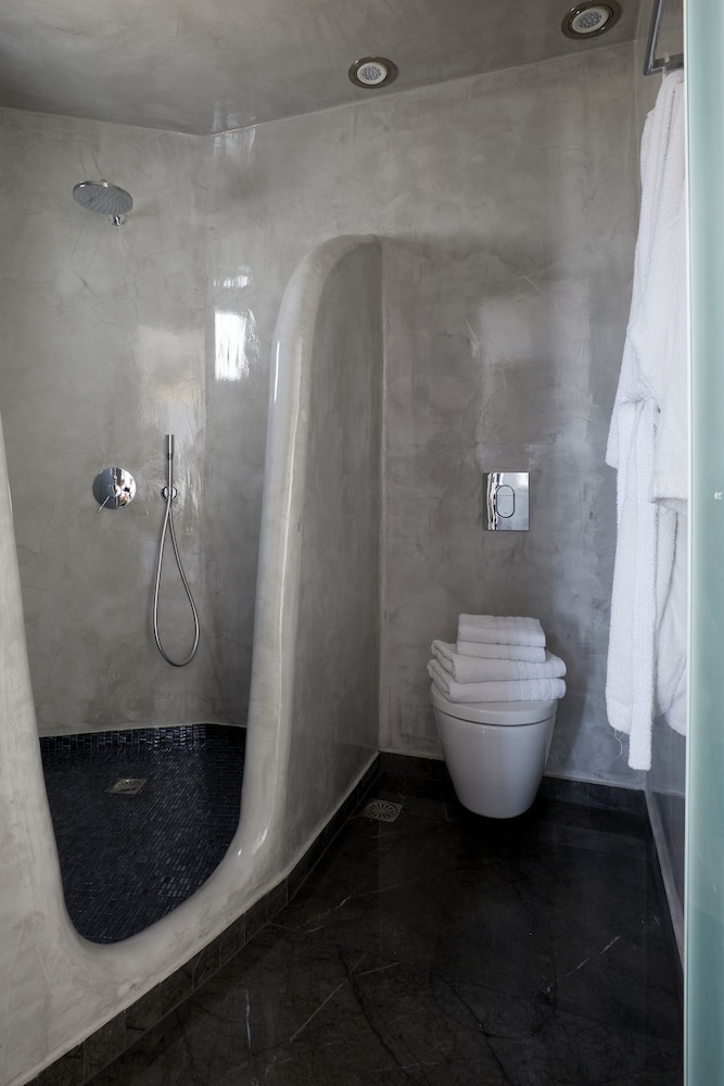 Elegant Suite with outdoor heated private Jacuzzi - Photo 23