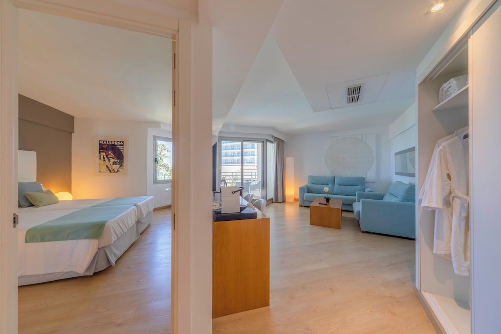 Suite, Balcony, Partial Sea View (3 Adultos + 1 Child)