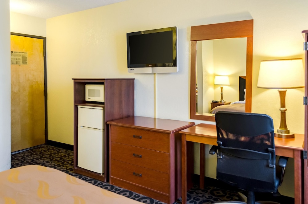 Standard Room, 1 Queen Bed photo 2