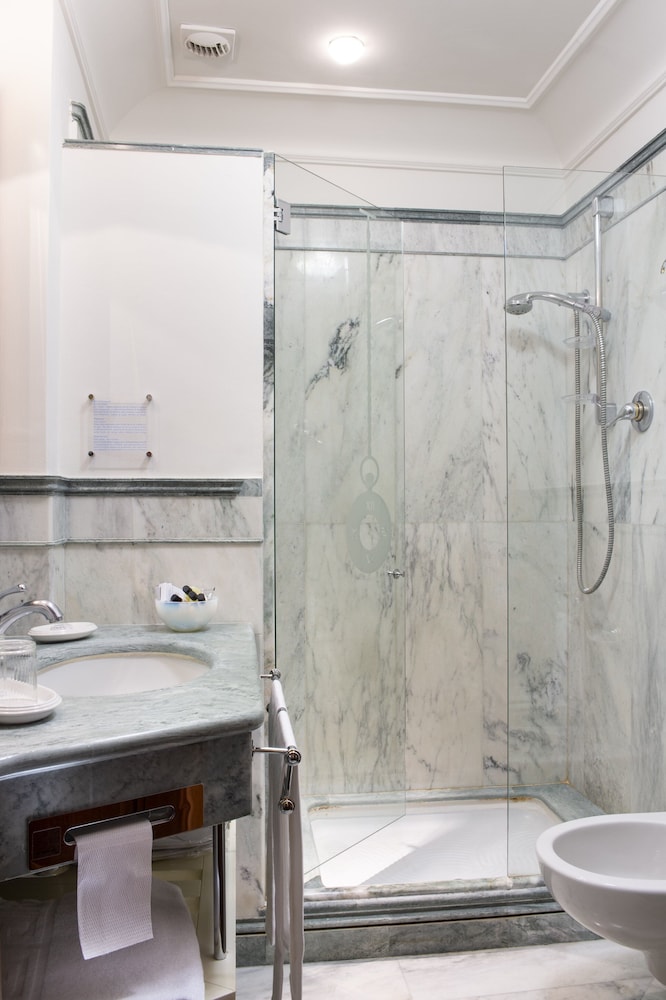 Deluxe Double or Twin Room - Photo 17