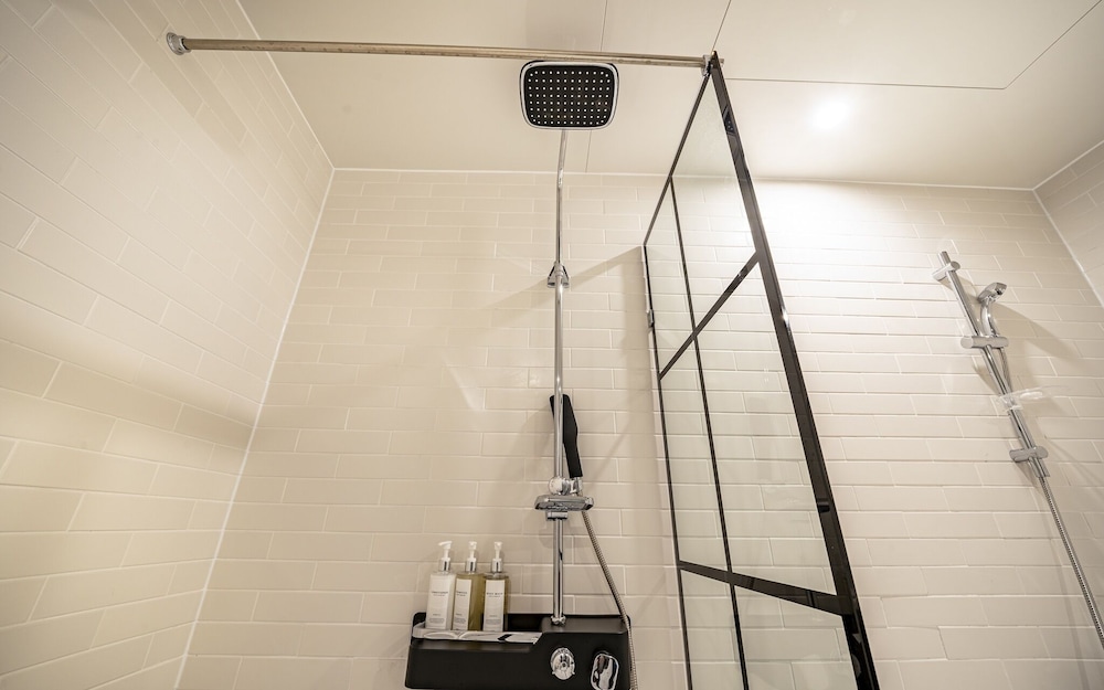 Room (Suite family bath - Starbucks coffee ) - Photo 17