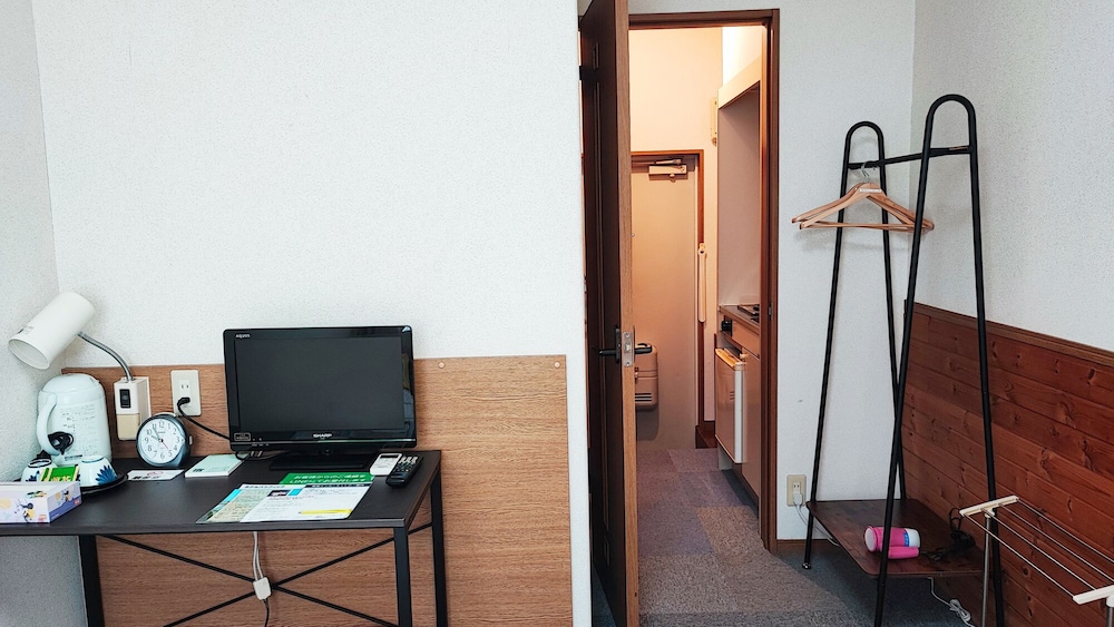 Basic Twin Room, 2 Twin Beds, Non Smoking, Private Bathroom - Photo 4