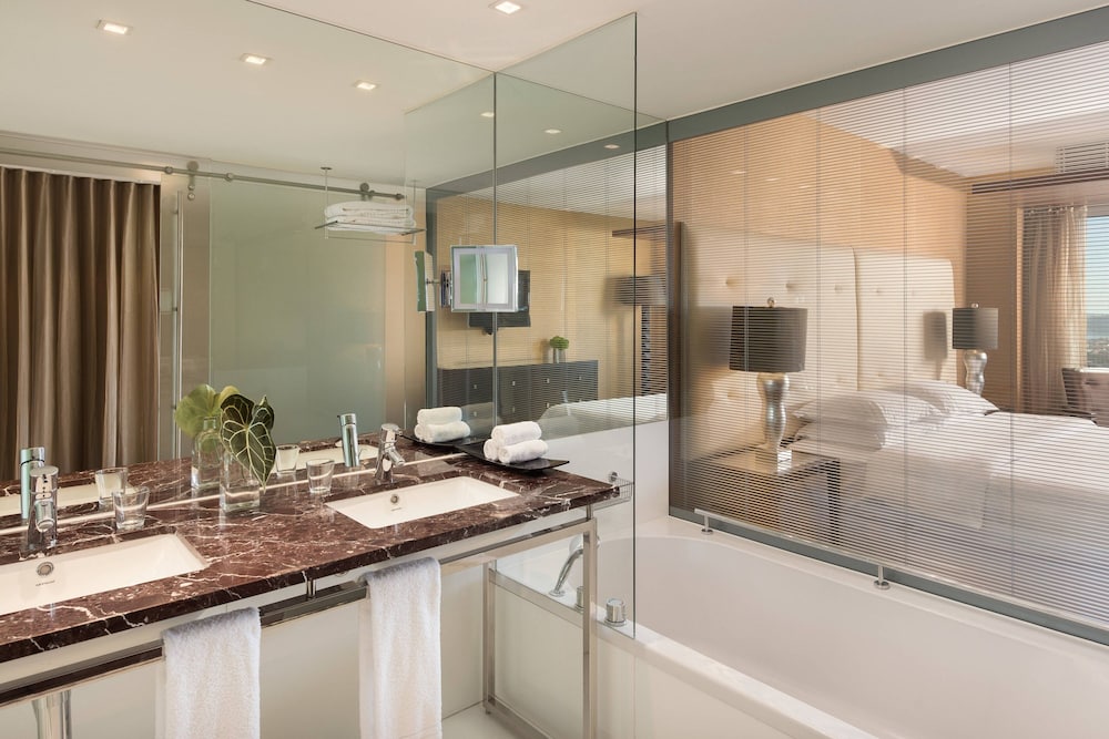 Executive Suite, 1 Queen Bed - Photo 8