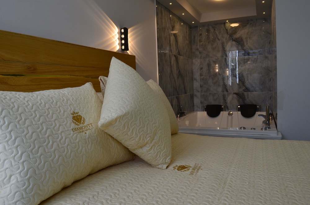 Deluxe Room, 1 Queen Bed photo 1