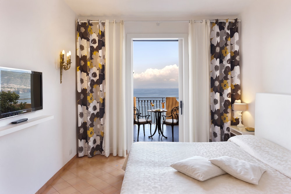 Deluxe Double or Twin Room, Balcony, Sea View - Photo 2