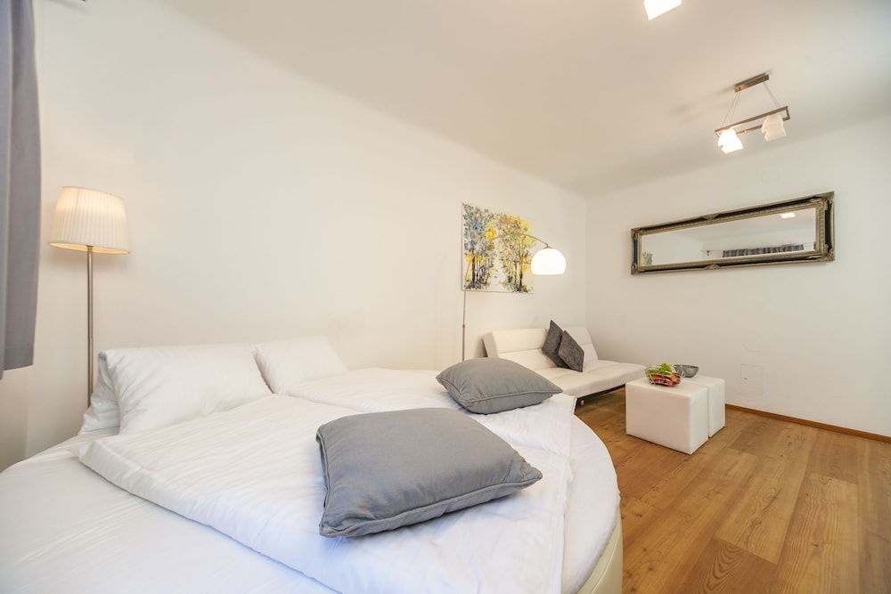 Standard Studio, Bathtub, Courtyard Area