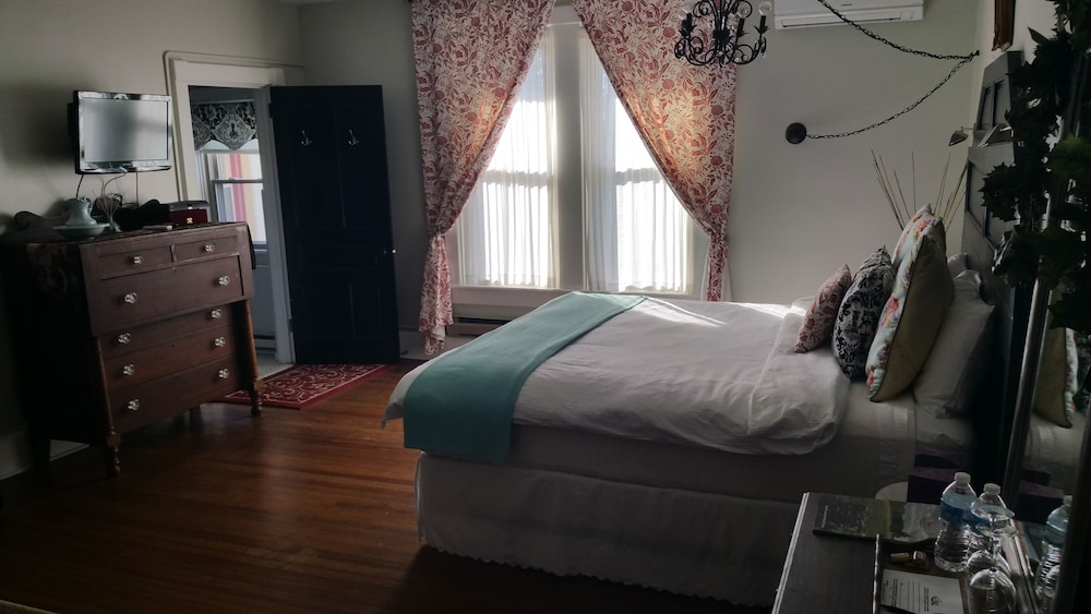 Superior Suite, 1 King Bed, Non Smoking, Microwave photo 2