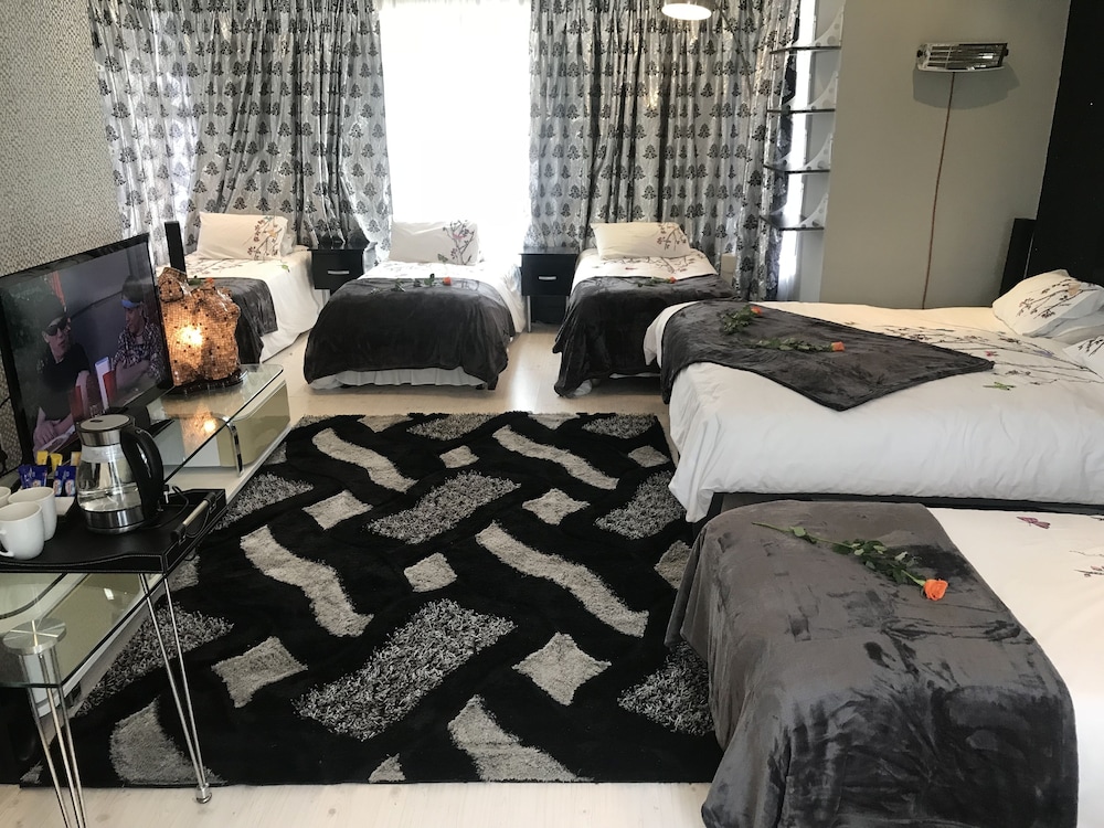 Luxury Studio Suite, 1 Bedroom, Pool View photo 2