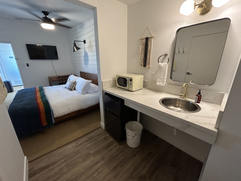 Deluxe Suite, 1 King Bed, Private Bathroom photo 3