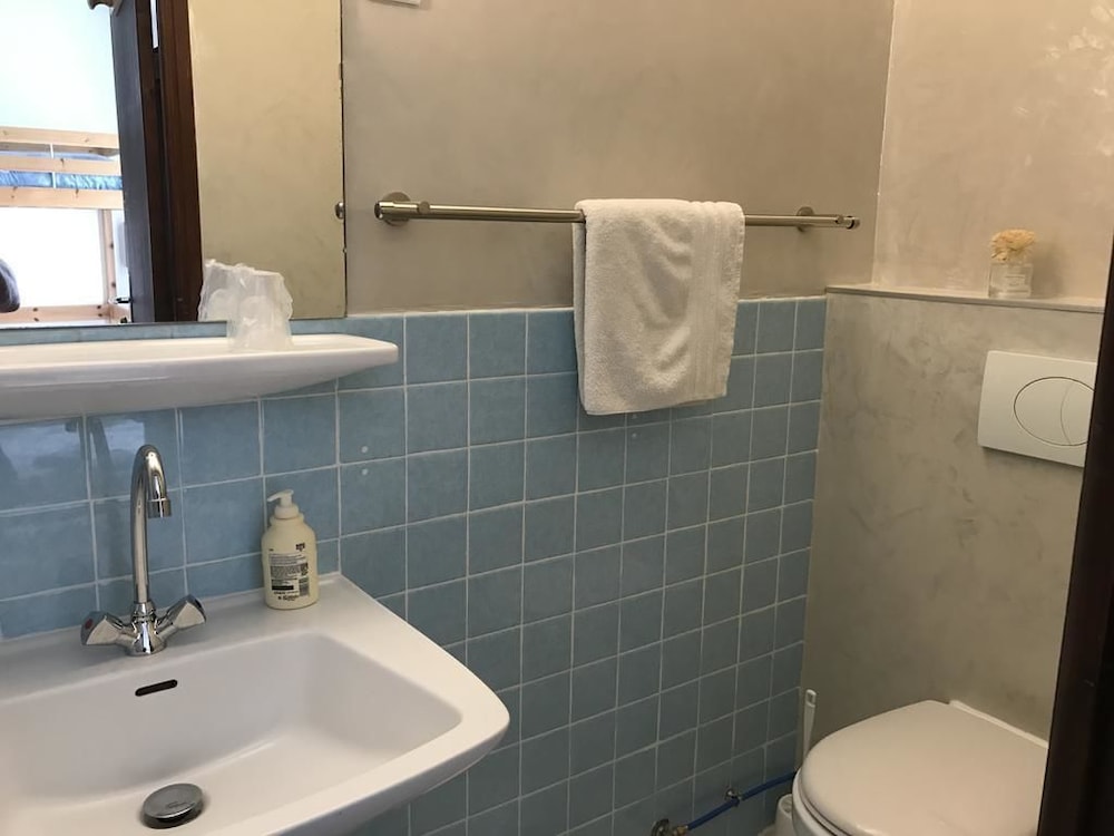 Double or Twin Room - Photo 5