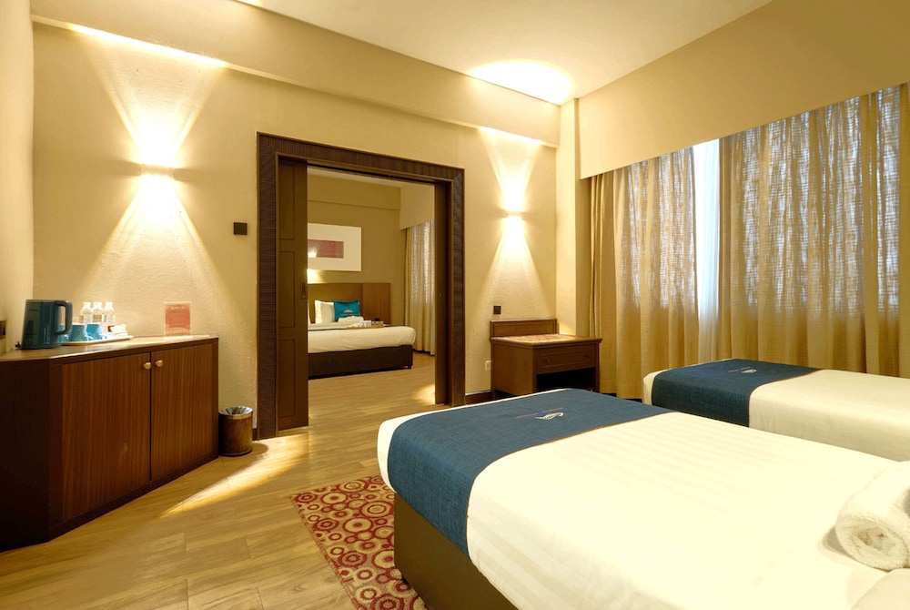 Deluxe Room, 1 King Bed with 2 Single Bed, Non Smoking