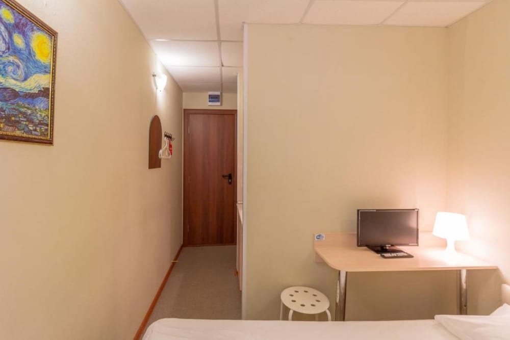 Single Room, 1 Large Twin Bed, Non Smoking, Kitchenette (Studio) photo 3