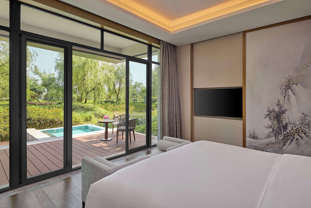 Executive Suite, 1 King Bed (Plunge Pool) thumbnail 6