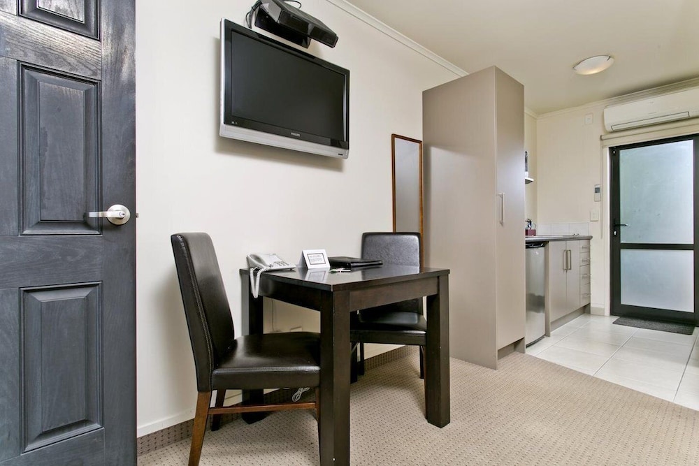 Deluxe Studio, 1 King Bed, Jetted Tub, Courtyard Area photo 3