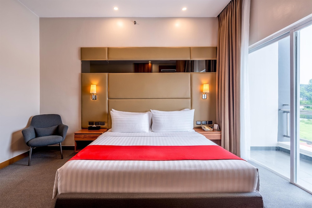 Superior Room, 1 King Bed, Non Smoking photo 2