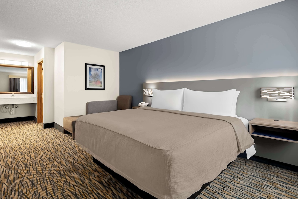 Suite, 1 King Bed, Non Smoking, Refrigerator & Microwave (with Sofabed) photo 3