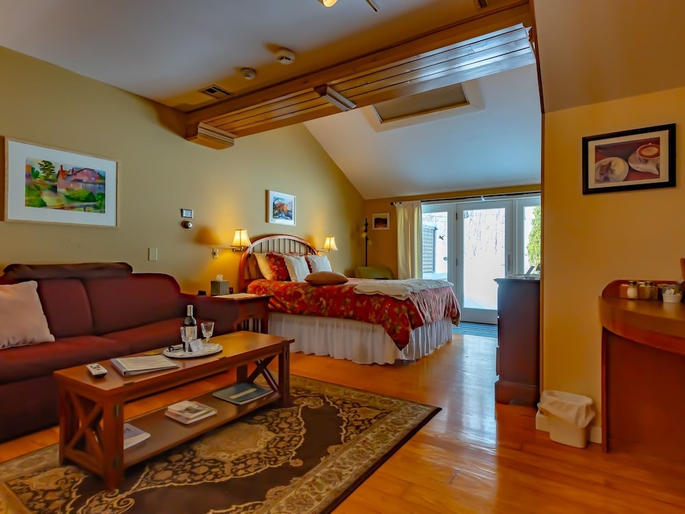 Deluxe Suite, Private Bathroom (Clark - Pets Allowed) photo 1