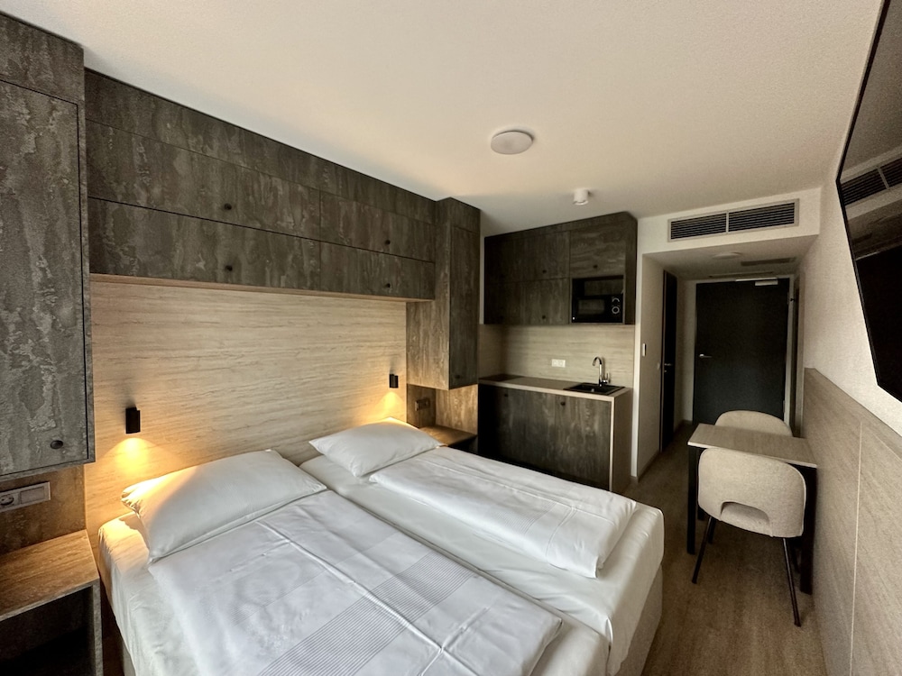 Studio Apartment with Kitchen - Photo 6