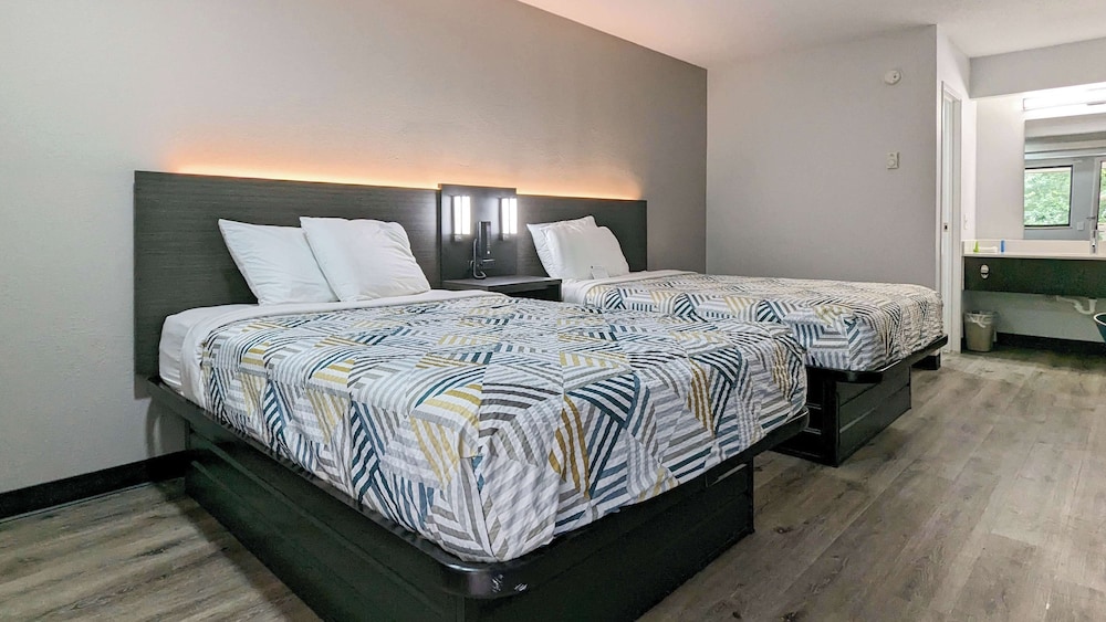 Standard Room, 2 Double Beds, Non Smoking - Photo 6
