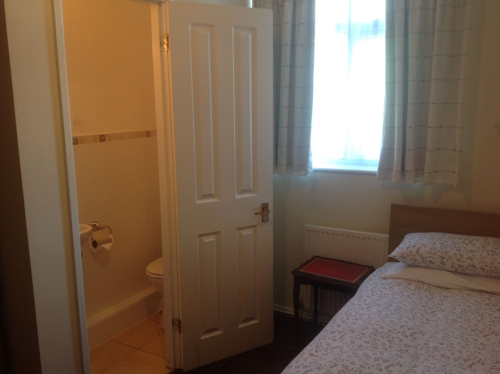Single Room, Shared Bathroom photo 1