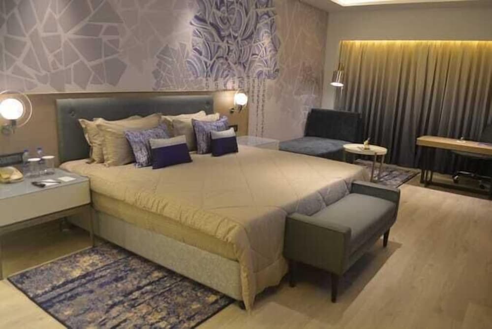 Suite, 1 King Bed, City View (07Vivanta) photo 2