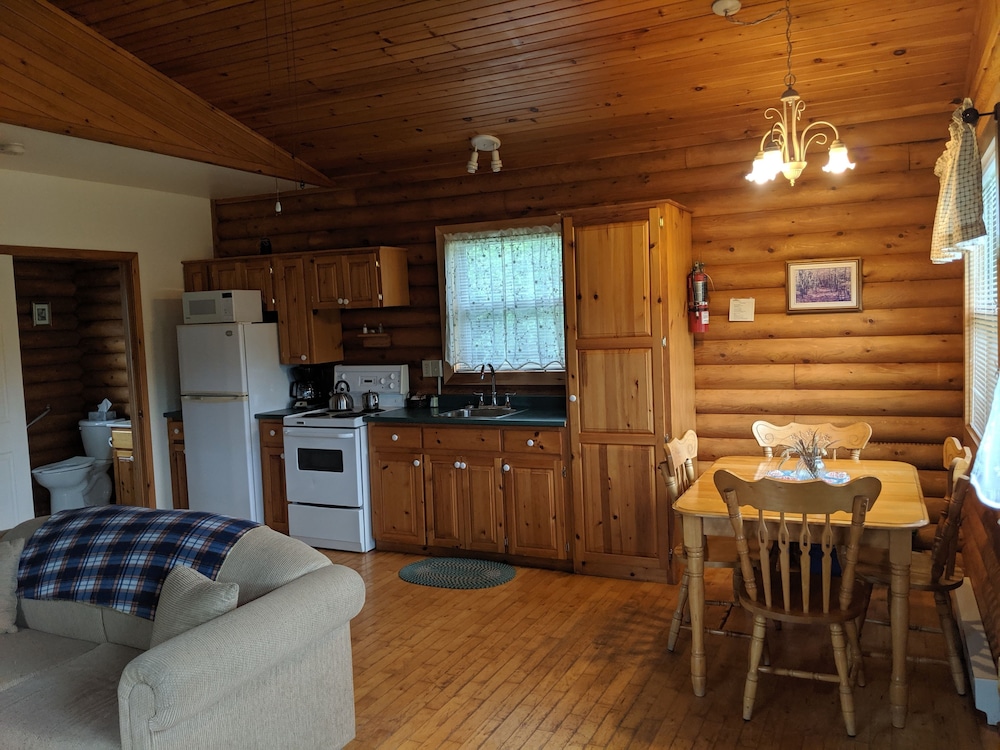 Deluxe Chalet, 1 Bedroom, Jetted Tub photo 3