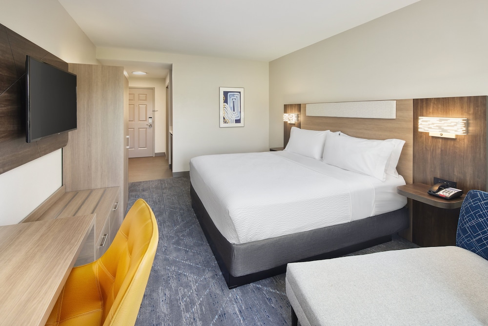 Standard Room, 1 King Bed, Accessible (Communications, Mobil, Roll-In Shower)