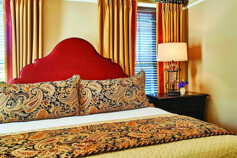 Deluxe Suite, 1 King Bed with Sofa bed