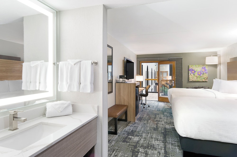 Room, 2 Queen Beds, Poolside (2nd Floor) - Photo 2