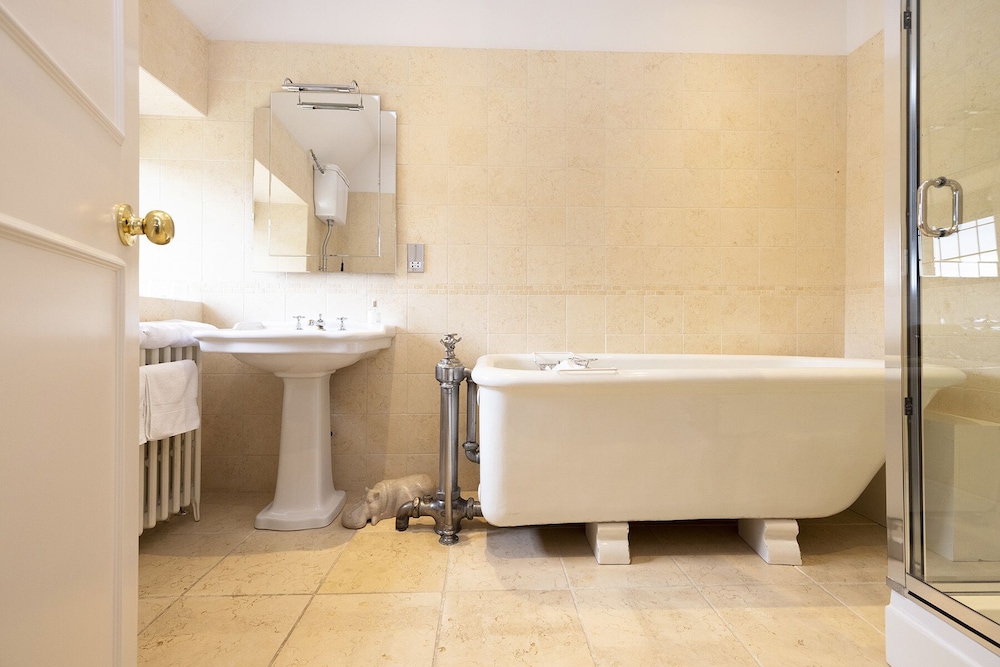 Grand Room, 1 King Bed, Garden View photo 3