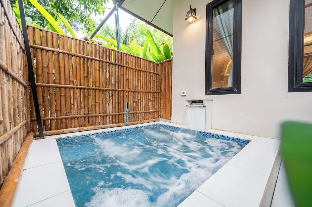 Signature Room, Private Pool