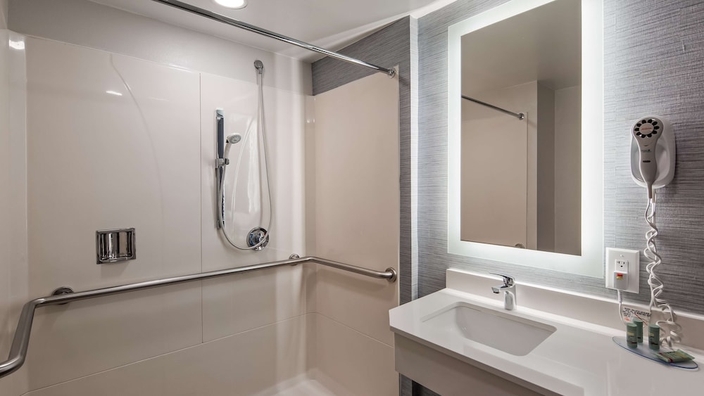 Standard Room, 1 King Bed, Accessible, Refrigerator & Microwave - Photo 5