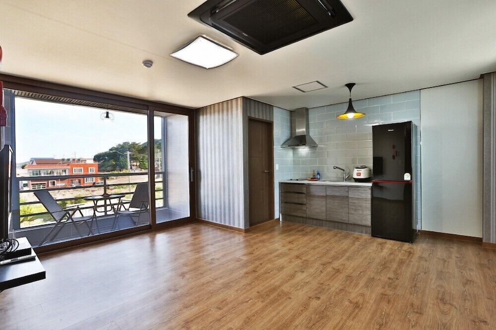 Room (201) photo 2