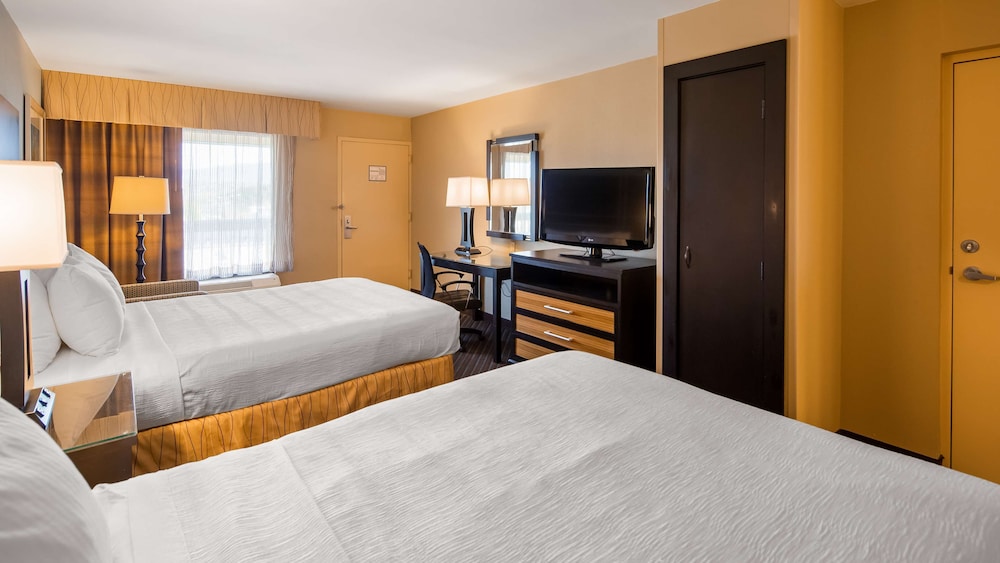 Standard Room, 2 Queen Beds, Non Smoking, Refrigerator & Microwave - Photo 2
