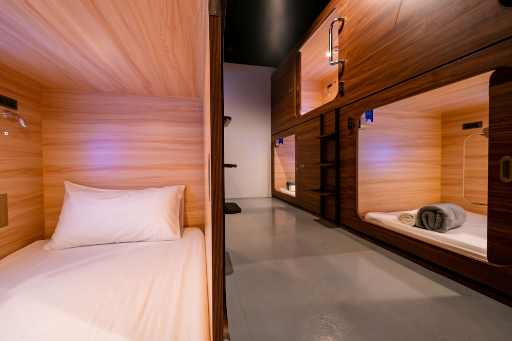Room of 6 (2 Single Bed Capsule + 2 Double Bed Capsule)