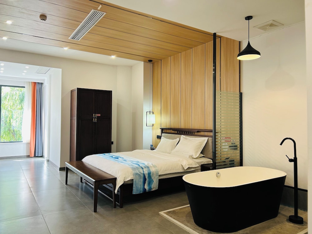 Comfortable Queen Room